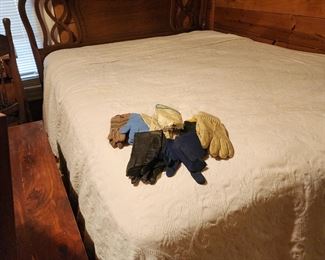 Queen Size Bed - Check out the walls of house - So neat. Reminds me of the house I grew up in.