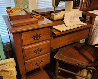 Vintage Singer Sewing Machine in Maple Cabinet 