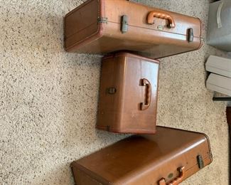 #123	Maximilian 3 piece set of luggage tan 2 small and 1 cosmetic case	 $65.00 			
