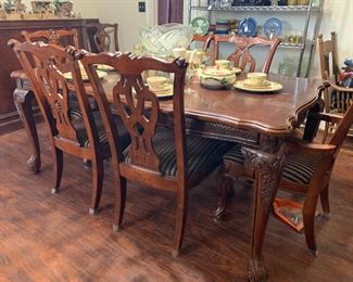Dining table with 8 chairs 