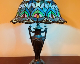 Dale Tiffany
Peacock Feather Stained glass lamp