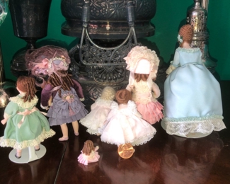 Back of mini dolls