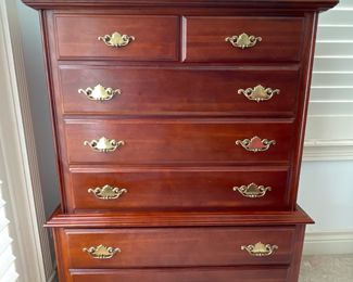 Traditional Mahogany Chest with Brass handles. Ogee feet
7 drawers