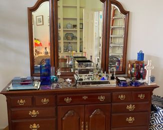 Lexington Chippendale Dresser and Folding beveled Mirror.
9 exterior drawers
2 doors with lingerie pullouts