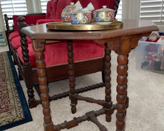 Detail pic, Antique Gate leg Spool table in Tiger Oak
Top up using Gate leg