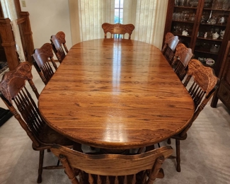 Dining room table with 2 leaves and 8 chairs