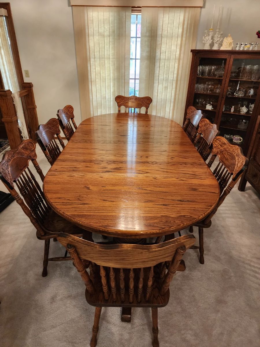 Dining room table with 2 leaves and 8 chairs
