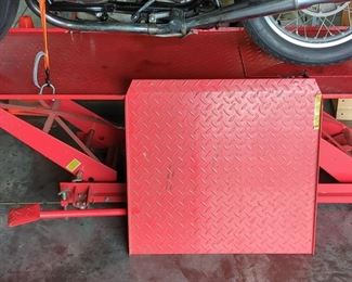 Pittsburgh 1000 lb Steel Motorcycle Lift, Bike Not Included