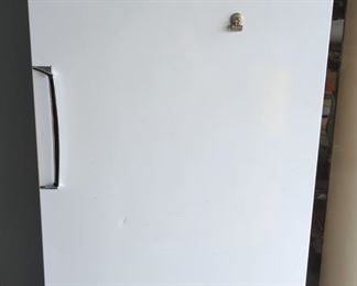 Universal Cooperatives 21.2 cu ft Freezer, Model RV21, 70" H x 32" W x 26-3/8" D