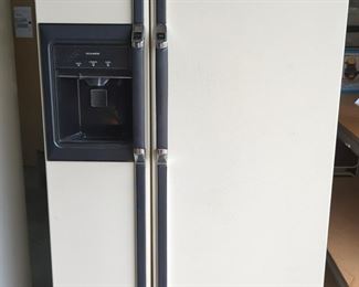 Kenmore 21.6 cu ft Side-By-Side Refrigerator/Freezer, Model 363.9512781, With Manual, 67" H x 33" W x 32.5" D