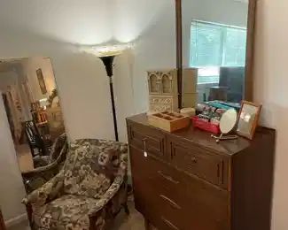 Broyhill Sculptra chest of drawers and matching mirror