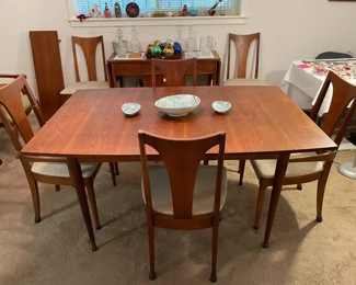 Broyhill Brasilia dining table with one leaf and 6 chairs