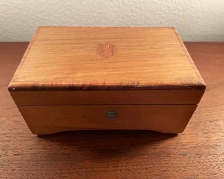 Swiss Thornet music box plays 3 songs