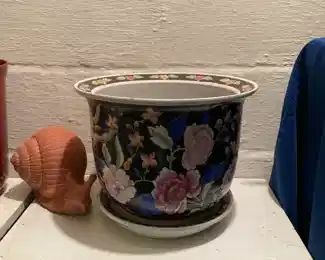 Garden / Patio Snail and Large Oriental Style Pot