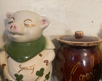 Vintage “Shawnee Smiley Shamrock”
Cookie Jar
Hull Brown Drip Cookie Jar