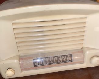 Vintage Bakelite GE Tube Radio