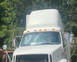 1997 Ford Aeromax
11.1 Detroit Eatonton 10 Speed
411 Rears
10 Aluminum Bud Wheels
Engine/ Drive Train Good (Not Road Worthy)