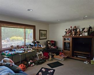 Lots of holiday items ( Christmas, Easter. St Patrick's, Thanksgiving)