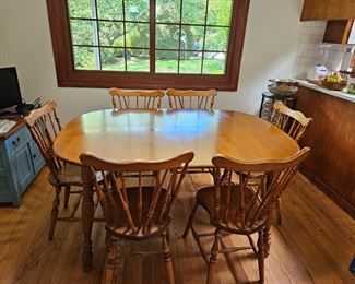 Dinning table with 3 additional leaves. Extends to 90 inches
6 chairs