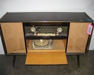vintage cabinet with radio/phonograph 