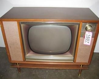 Lot - 1607
Zenith TV Model D2254WZ (41" x 17" x 27")
SKU# : 478072
