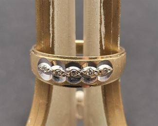 14K Gold Ring with 5 Melee Diamonds