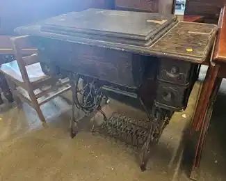 VINTAGE SINGER SEWING MACHINE