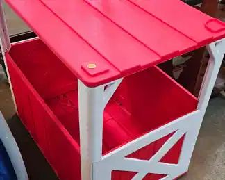 TOY HORSE STABLE