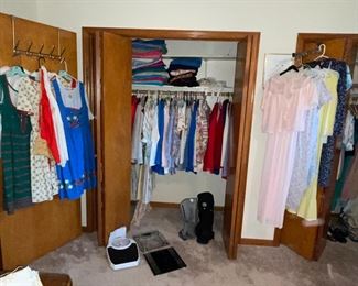 Lady's clothing, M - 2X. German costumes.