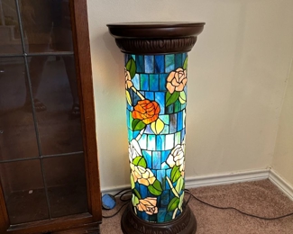 Light-up Tiffany-style pedestal stand