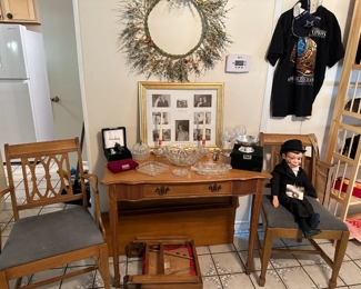 Super neat-o expandable table from the 1970's with two "regular" chairs and 6 folding chairs (one is pictured folded on the floor to entertain a group