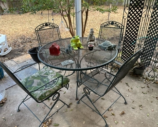 Outdoor Patio Table and 4 chairs