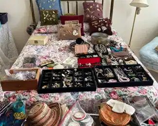 The jewelry queen size bed, post Barbara.