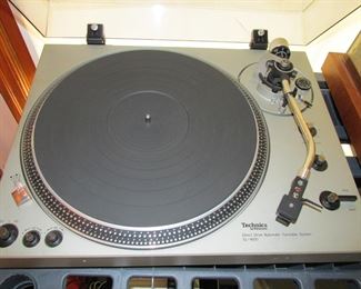 Technics SL-1600 turntable