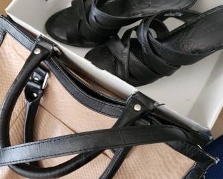 Size 9 Women's Sandel - Purse