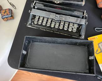 Antique Bennett Portable Typewriter		
