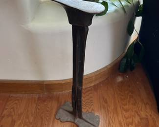 Cast Iron Cobblers Shoe Stand		
