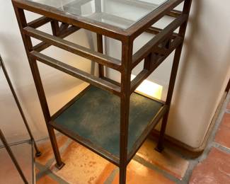 Metal & Glass Pedestal		
