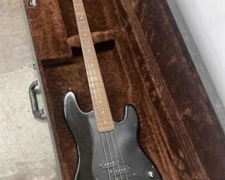 Cruise Electric 4 string bass