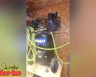 Kobalt 30 gal 2.0 Hp 155 Max psi Air Compressor comes with 2 Air Hoses