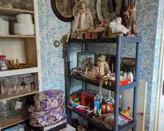 Children's toys, decorative boxes.