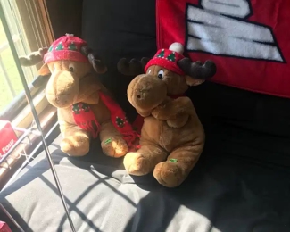 Two Christmas reindeer, their crossed legs make me think they are impatient!