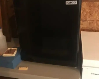 Igloo dorm-sized refrigerator
