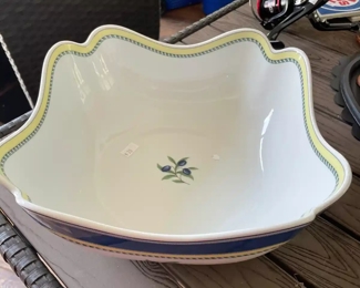 Wedgewood serving bowl ~