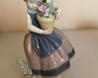 Lladro Girl With Flower Pot