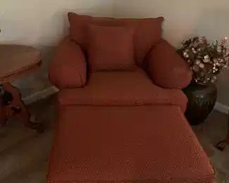 Oversizied chair and ottoman