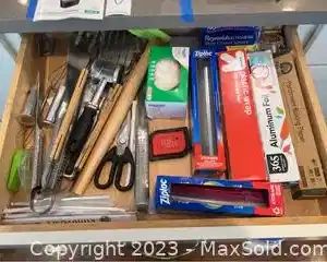 wkitchen drawer contents6861 t