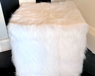 Faux fur cube Ottoman