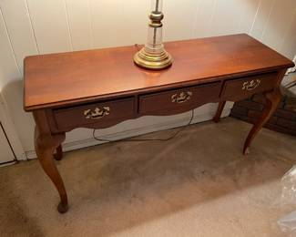 Broyhill Hall/Couch Table