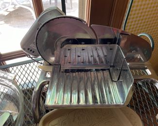 Electric meat slicer